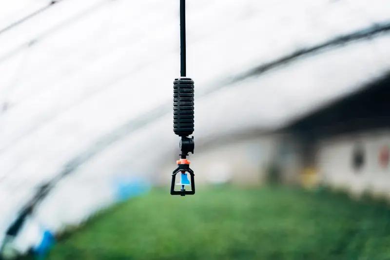 瑞士平衡人口与资源关系的手段可圈可点。它面积不大，却能合理规划土地。农业上，采用