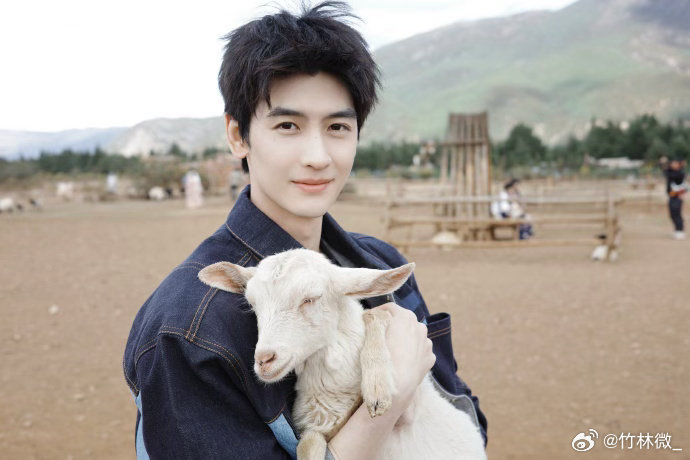 黄俊捷新发型少年感黄俊捷新发型帅得好清爽黄俊捷 新发型干净利落，少年感很足，清爽