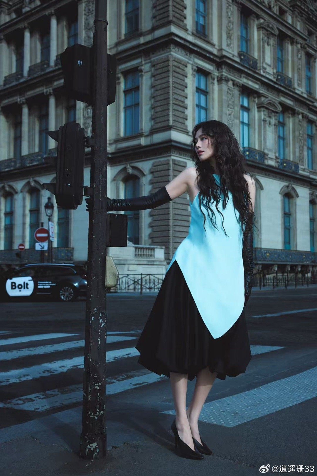 马思纯把撞色玩明白了 她的妆容和穿搭像是在做一场色彩实验，冷蓝、暖肤、薄荷绿、黑