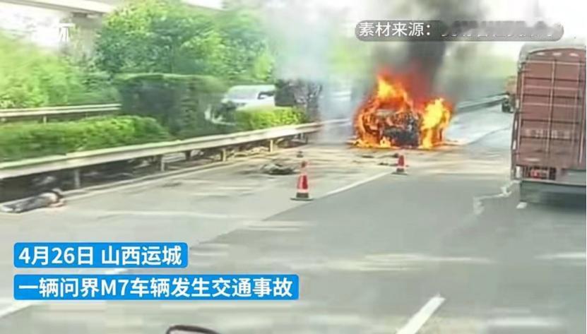#现代SUV遭大货车前后夹击压顶 三人轻伤无大碍# 近日，有两起高速追尾事故，成