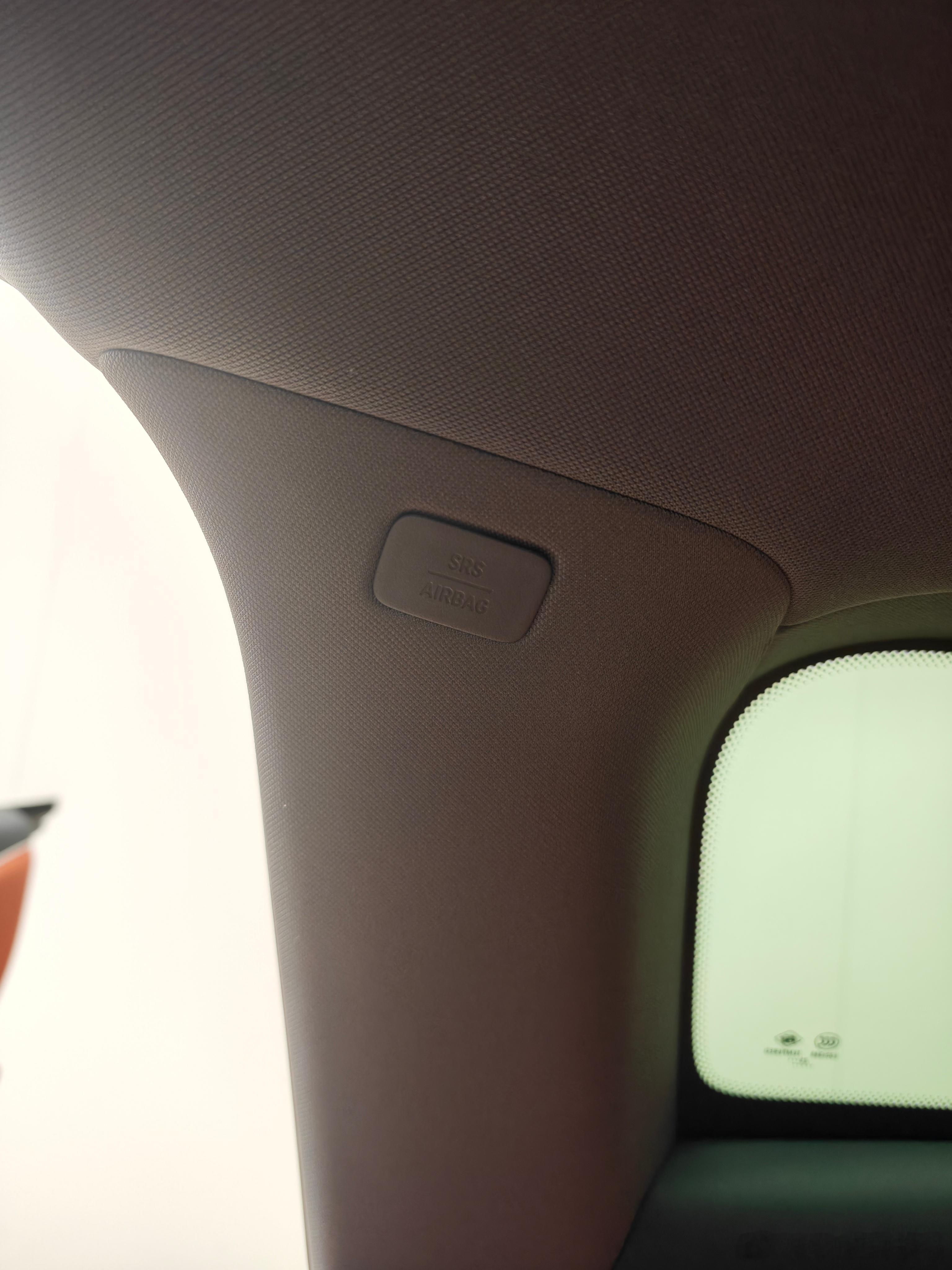 享界s9t C柱这个AIRBAG盖板采取就近原则，与分缝平行但是我怎么看怎么别扭