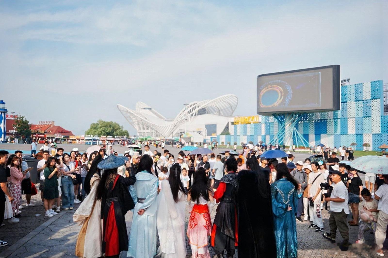 #少白2动画青岛大型破次元现场##被青岛少白2动漫少年少女美拥了#看来青岛国际啤