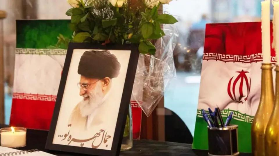 哈梅内伊倒下的消息一炸开，全球屏息。眼看着顶层神权突然熄火，国际社会以为大戏要开