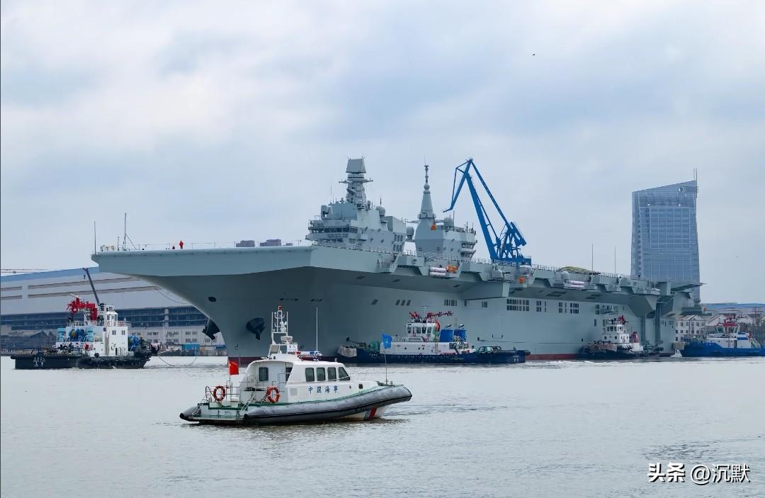 【今日美图分享——两型国产两栖巨舰英姿！】中国海军两栖舰
