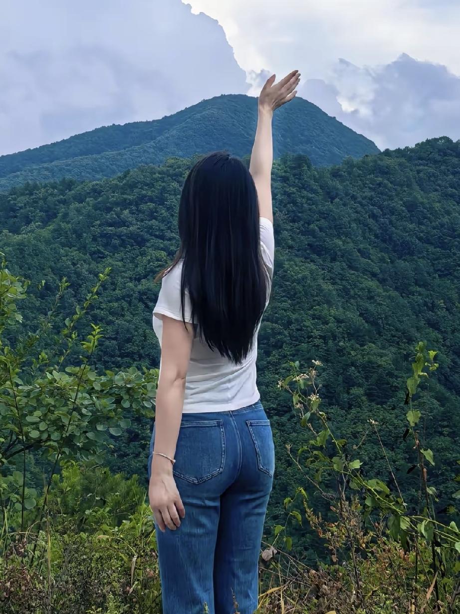 把目光焊成一块
只会反光的玻璃

你得推开门——
风会撞进怀里
带着巷口槐树的香
