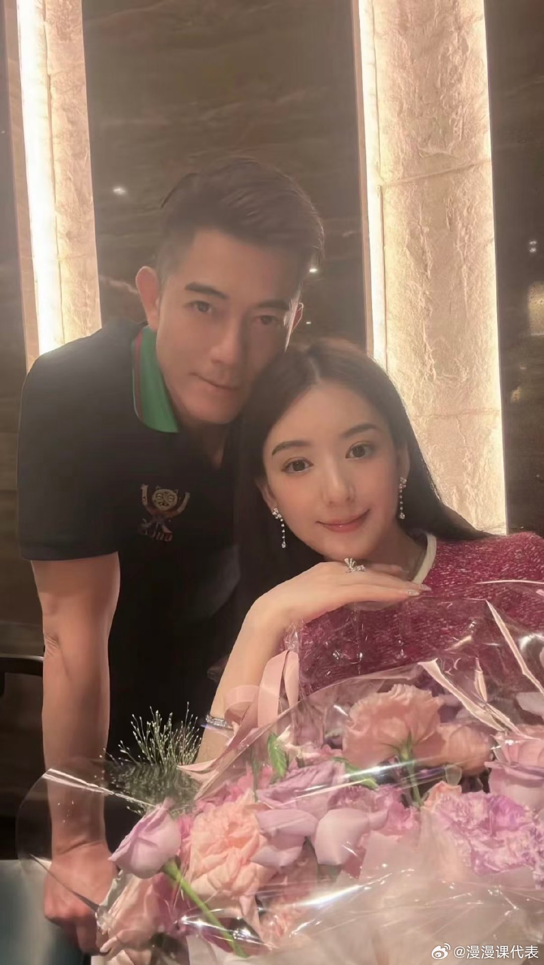 方媛也逃不过和郭富城人形立牌合影从前大众知晓方媛只因郭富城，如今提起郭富城，很多