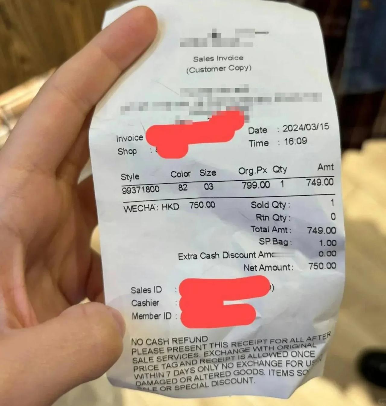 一名内地游客发帖：“在香港购物又被骗了！！”

她表示自己在大围围方一间服装店看