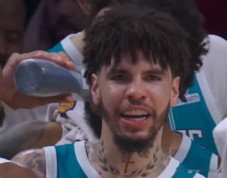 打得好也被按替补席？
赛季初，拉梅洛鲍尔状态确实不好，命中率低，失误多。所以在对