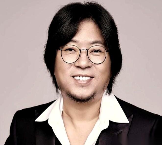 算命的跟19岁的高晓松说：你活不过35。
34岁的最后一天，他开的车，两个前轮已