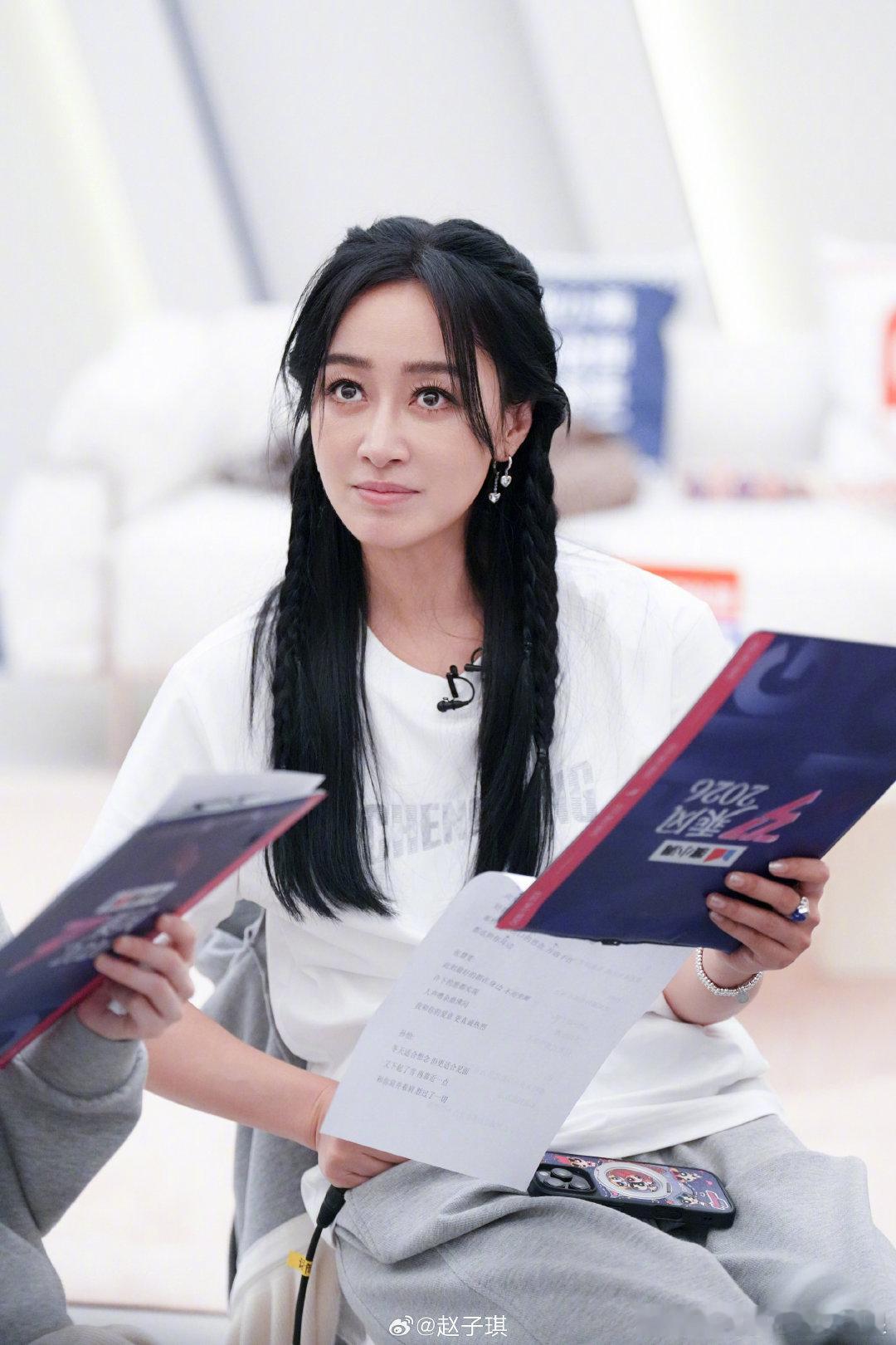 赵子琪回应了节目组不让取包赵子琪回应淘汰不让拿包接受采访时，赵子琪回应了淘汰后节