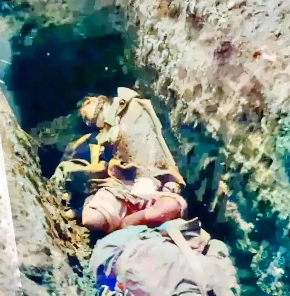 这是二战时期，苏联女兵阵亡后，身体蜷缩在坑里，样子非常凄惨。

照片中，这名女兵