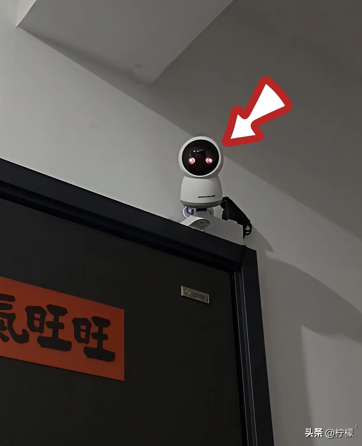 真得好好谢谢对门邻居[呲牙]！
他居然在我家门上方装了个监控，我晚上下班回来瞧见