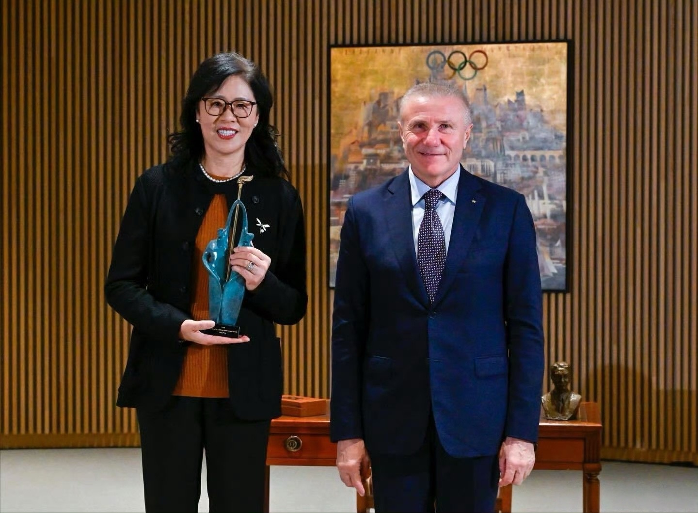 2025年11月24日，国际奥委会正式宣布授予中国女排功勋教练郎平“教练终身成就