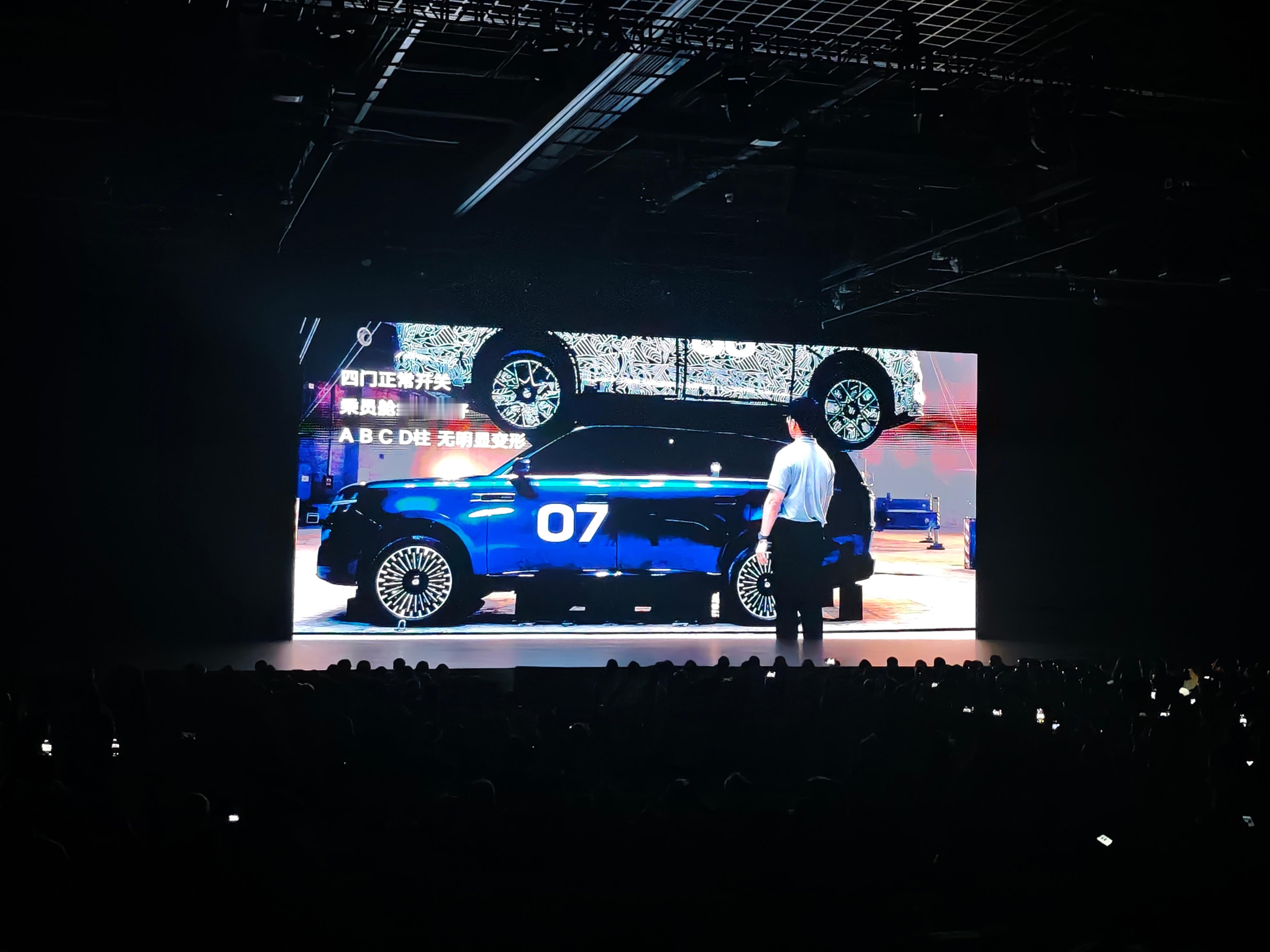 小米澎程 N90Max，17 吨顶部抗压，6 辆车压着，李肖爽从里面很淡定地走出