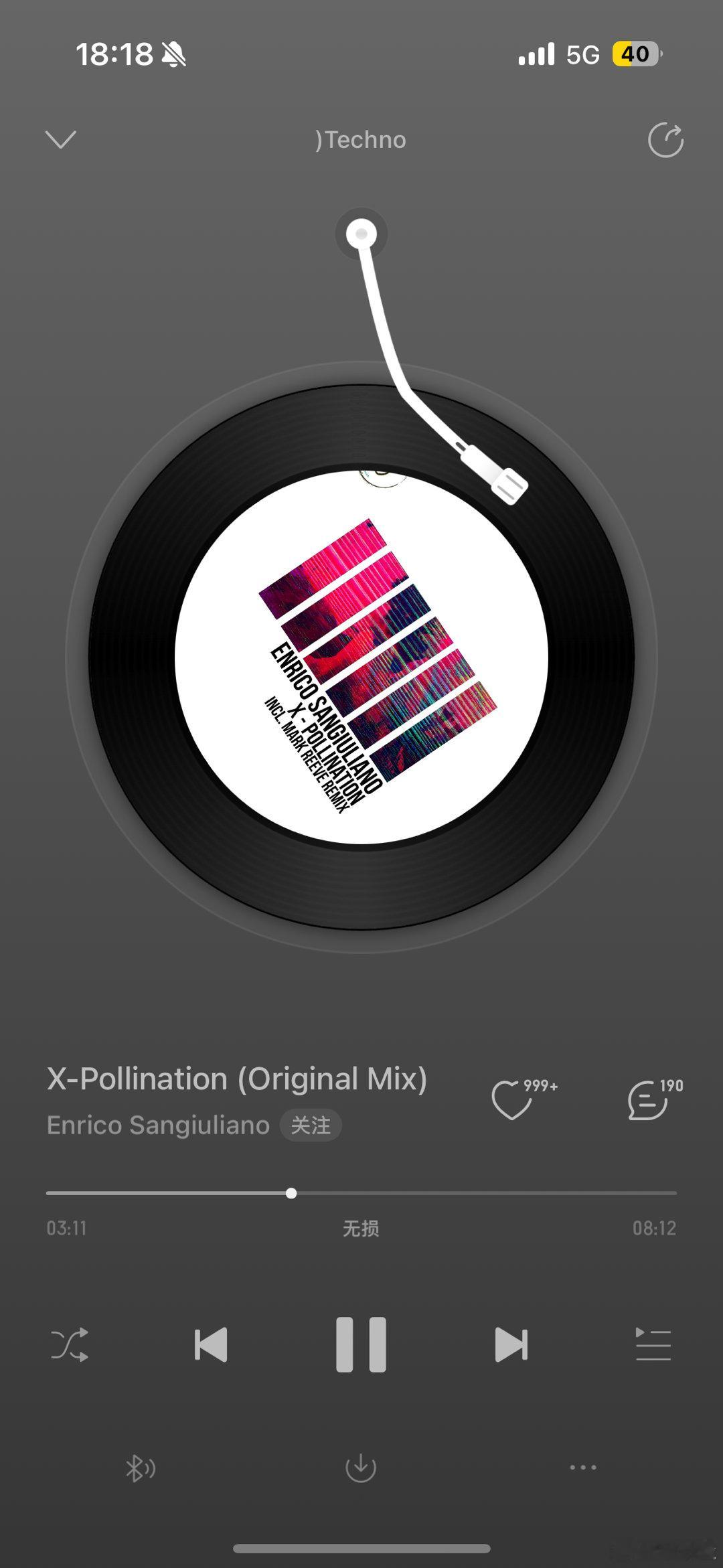 只睡了两小时的我拿techno提神在机场假装自己通宵蹦迪了 ​​​