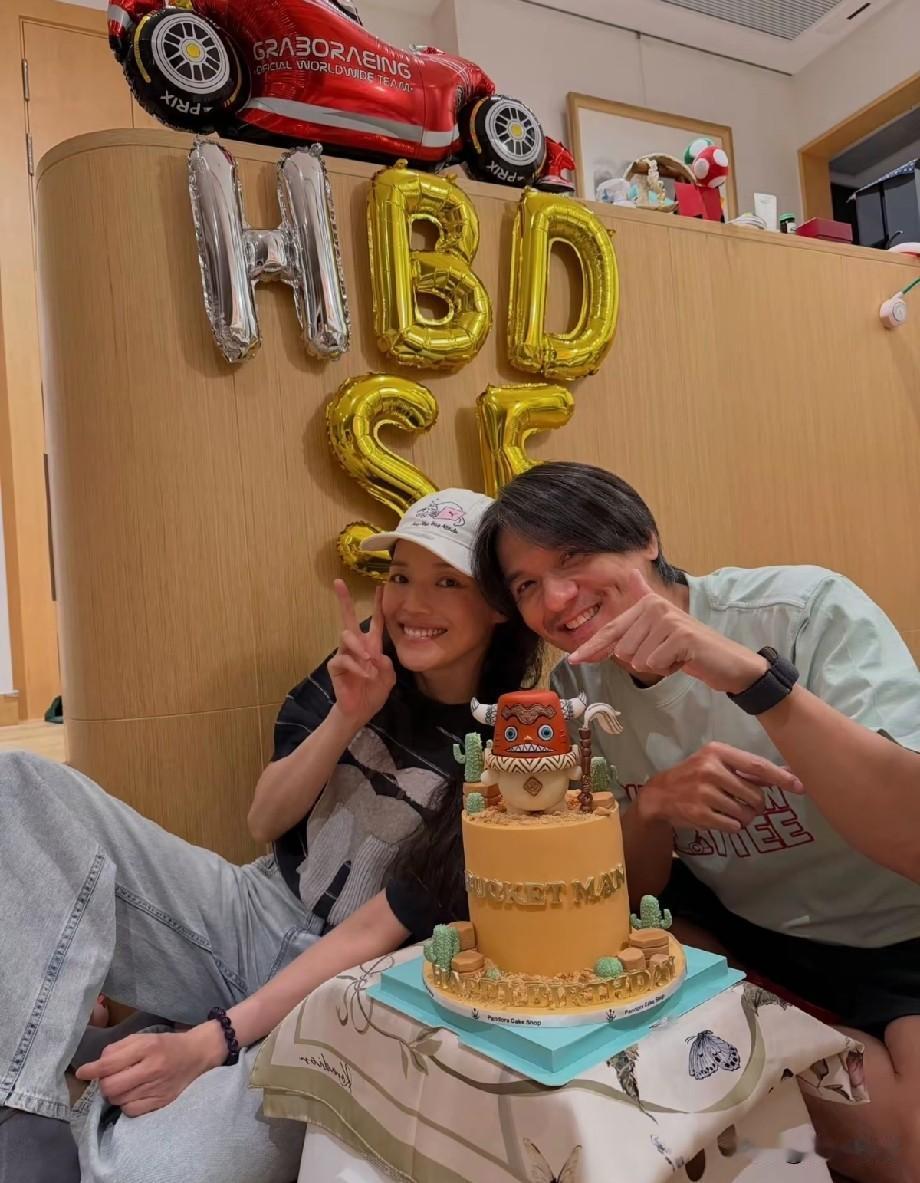 舒淇在家为冯德伦庆52岁生日，居家氛围温馨，爱猫出镜抢镜
 
冯德伦迎来52岁生