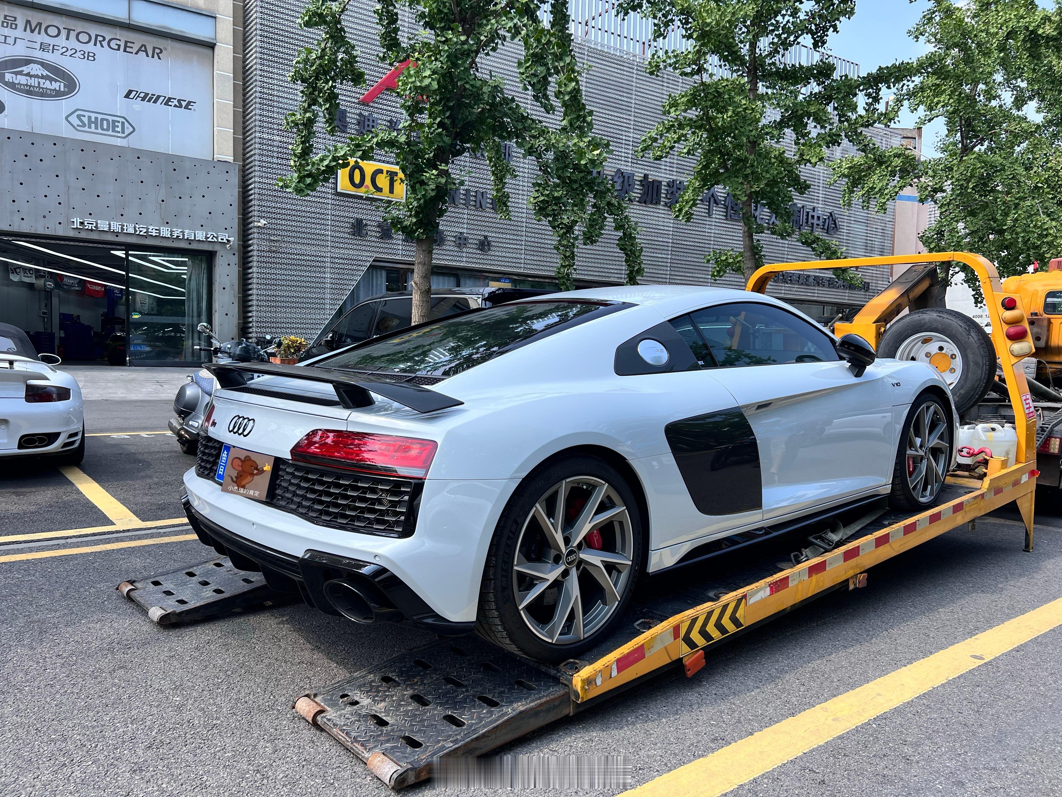 山东大哥的新款奥迪R8拖车到店 升级德国Capristo排气！[干杯] ​​​
