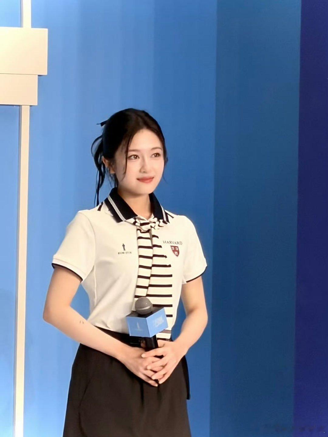 李兰迪这种我上学高低暗恋三年氛围感直接拉满！李兰迪自带温柔明媚的气质，清爽又干净