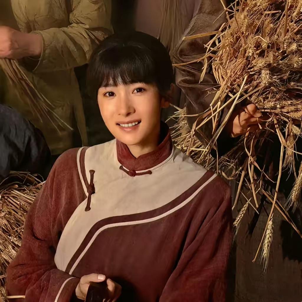 去年杨幂演《狐妖小红娘》，被骂：装嫩演技差。​今年新剧《生万物》演一个灰头土脸的