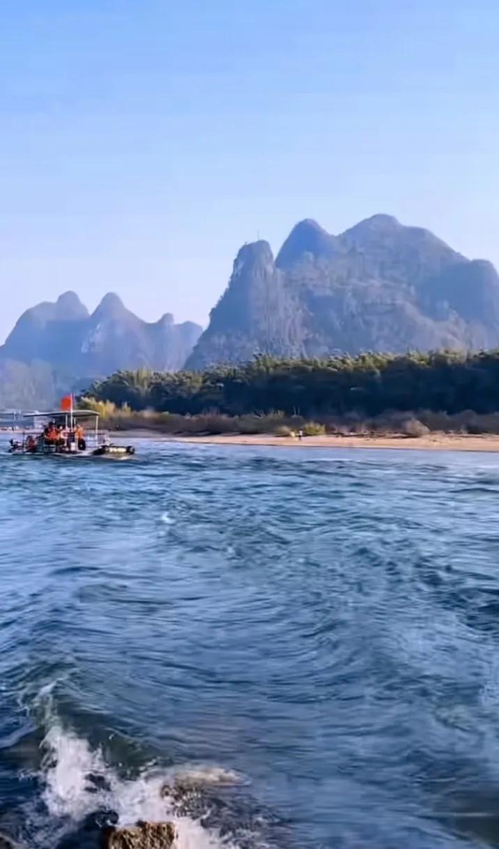 桂林山水映眼眸，奇山似簪插云头，秀水如绸绕翠丘，画卷天成韵自悠。风景  泛舟漓江