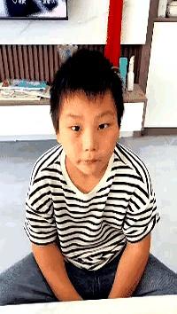 开学没几天，湖北一名8岁男孩，书包一开，水杯漏得像下小雨，二年级语文书泡成一团。