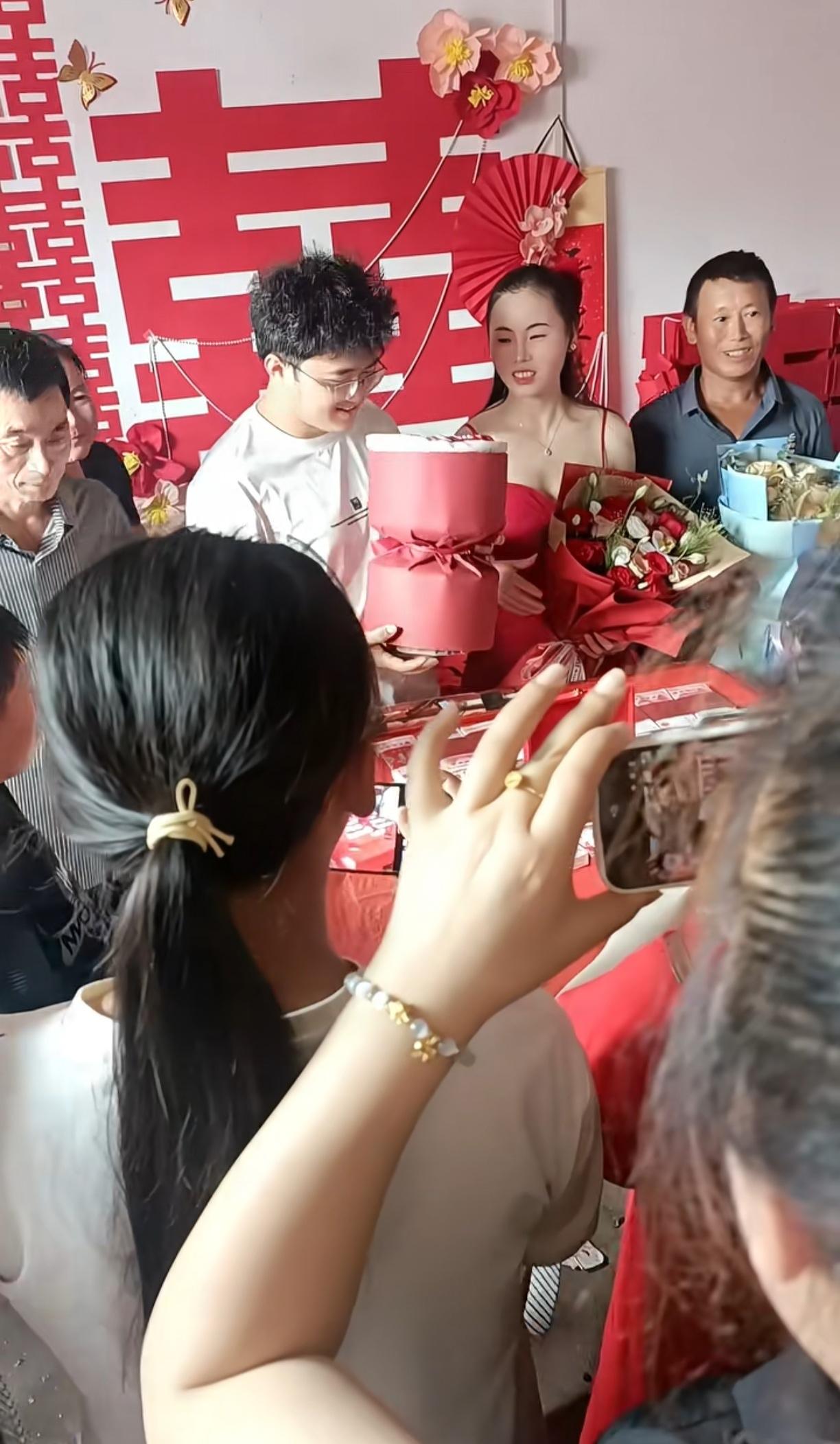 我的账号可能中毒了，最近都刷到某地晒彩礼的，一个彩礼有必要那么多人拿着手机在那边