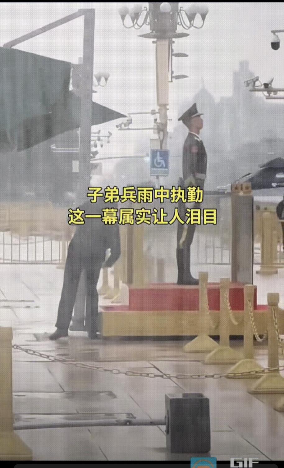 北京地区突降瓢泼大雨，雨水湿透了执勤战士的衣服，顺着帽檐汇成了一条小溪。
但战士