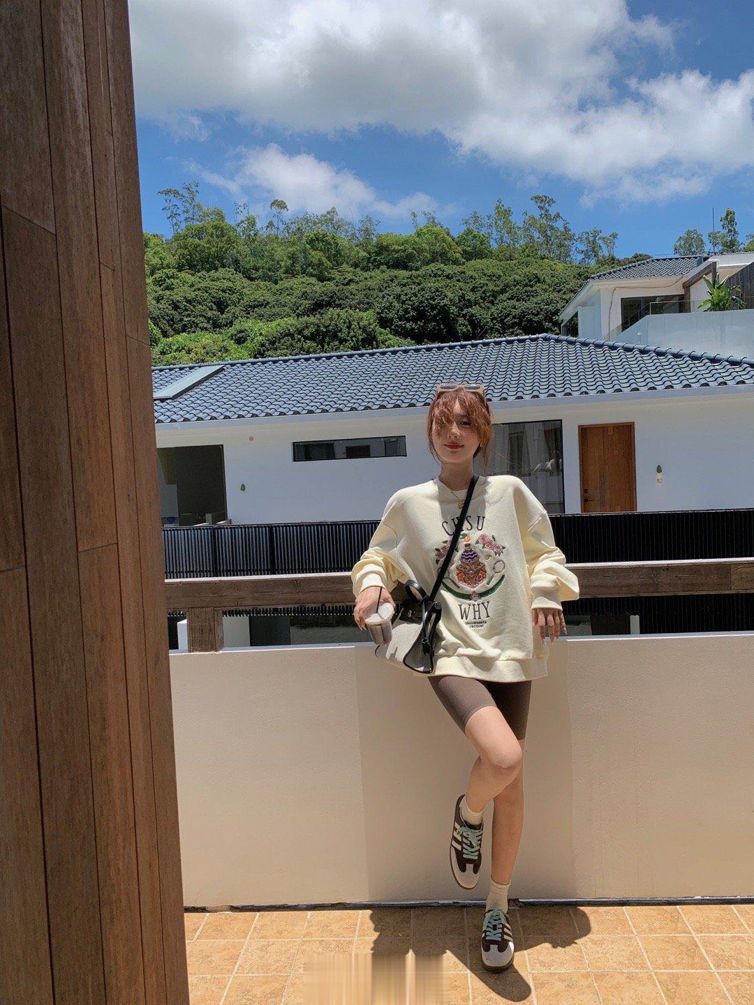 姐妹们还做了一个圆领套头样式啦！基础套头不挑人 修饰脸型易搭配！生动的印花字母刺