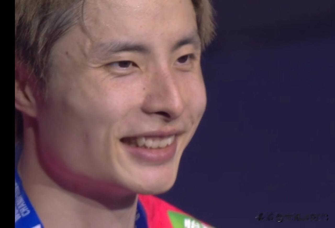 祝贺石宇奇夺冠！！！
在世锦赛决赛，石宇奇对阵昆拉武特，在19-21落后一局后，