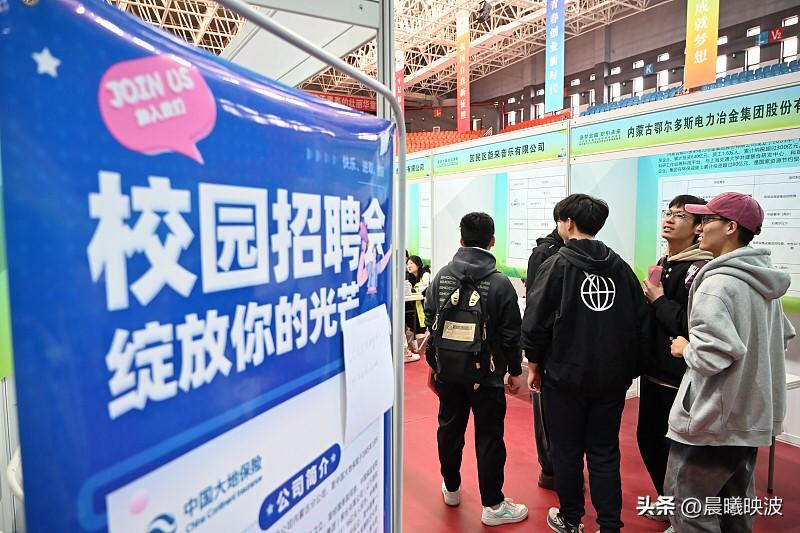 四大行秋招突然缩招7000人！银行不香了？背后真相扎心又现实

  9月一到，银