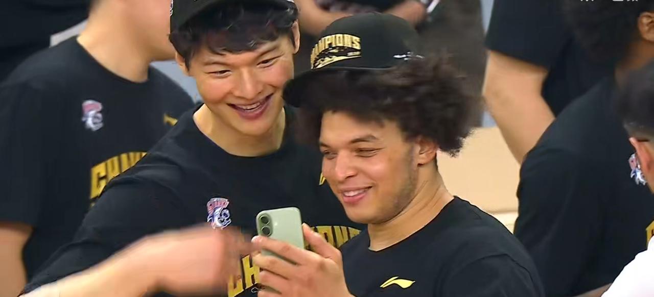 2月12日，CBA俱乐部冠军赛，上海男篮以114：94大比分战胜山西男篮，成功夺