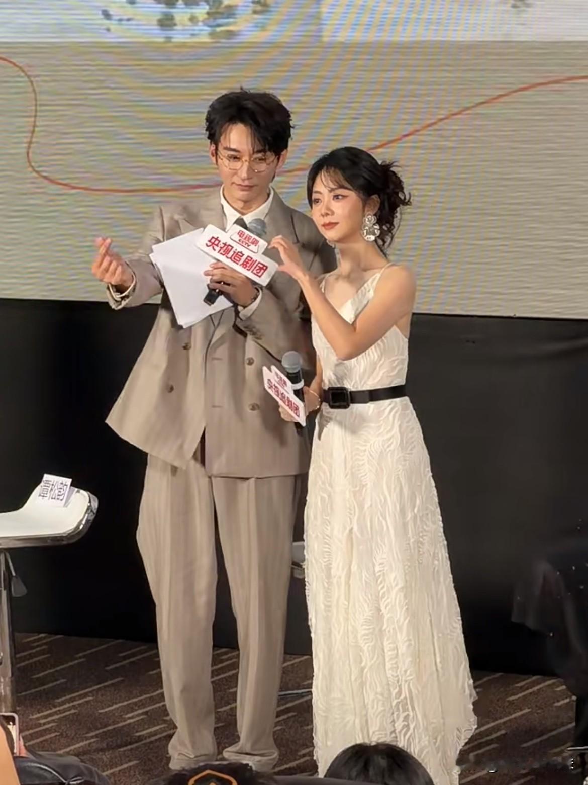 刘学义热的爆汗也要陪谭松韵玩游戏！
现场俩人三次比心♥️完美错过，毫无默契成了最