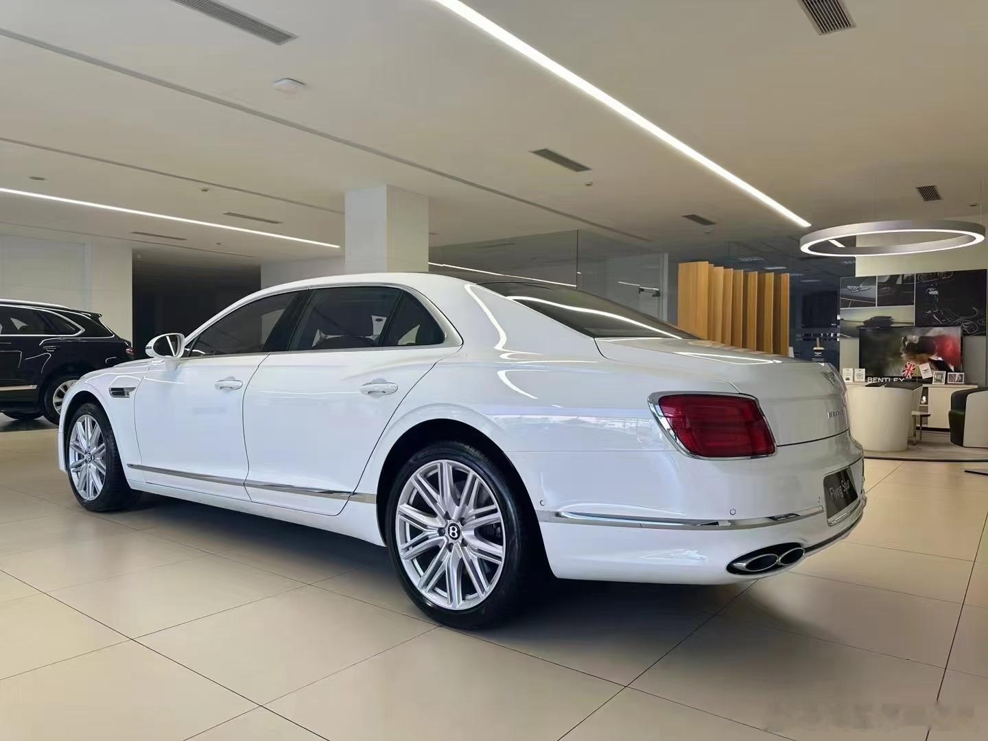 飞驰V8，冰川白/热刺红，全新现车 ​​​