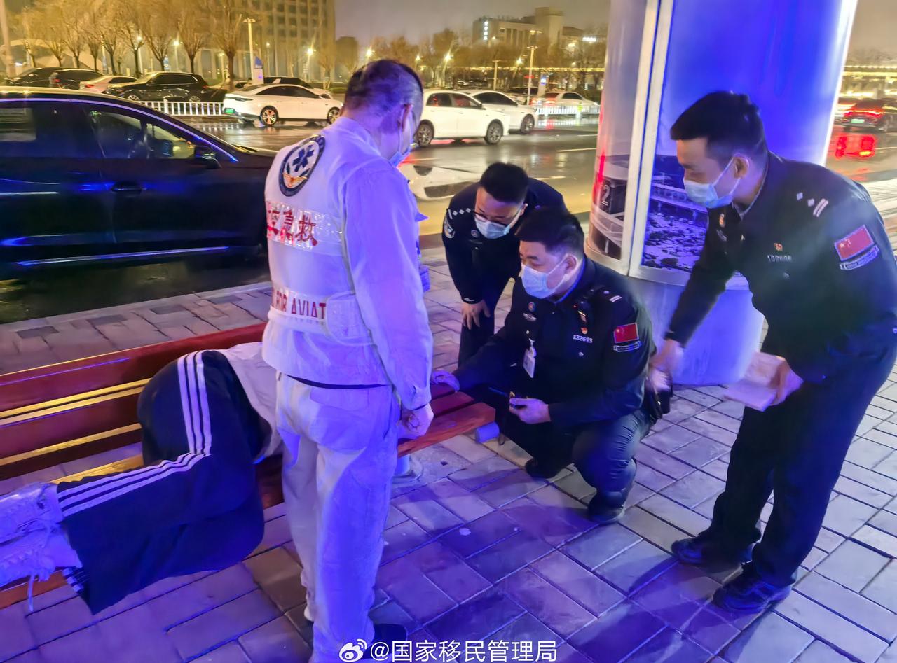 NIA一线直击【河北石家庄：边检开通“紧急通道”救助患病旅客】3月28日，河北边