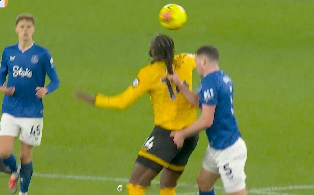 【拉头发是暴力红牌动作！】英超联赛，埃弗顿1比1狼队，迈克尔-基恩从后拉扯阿罗科