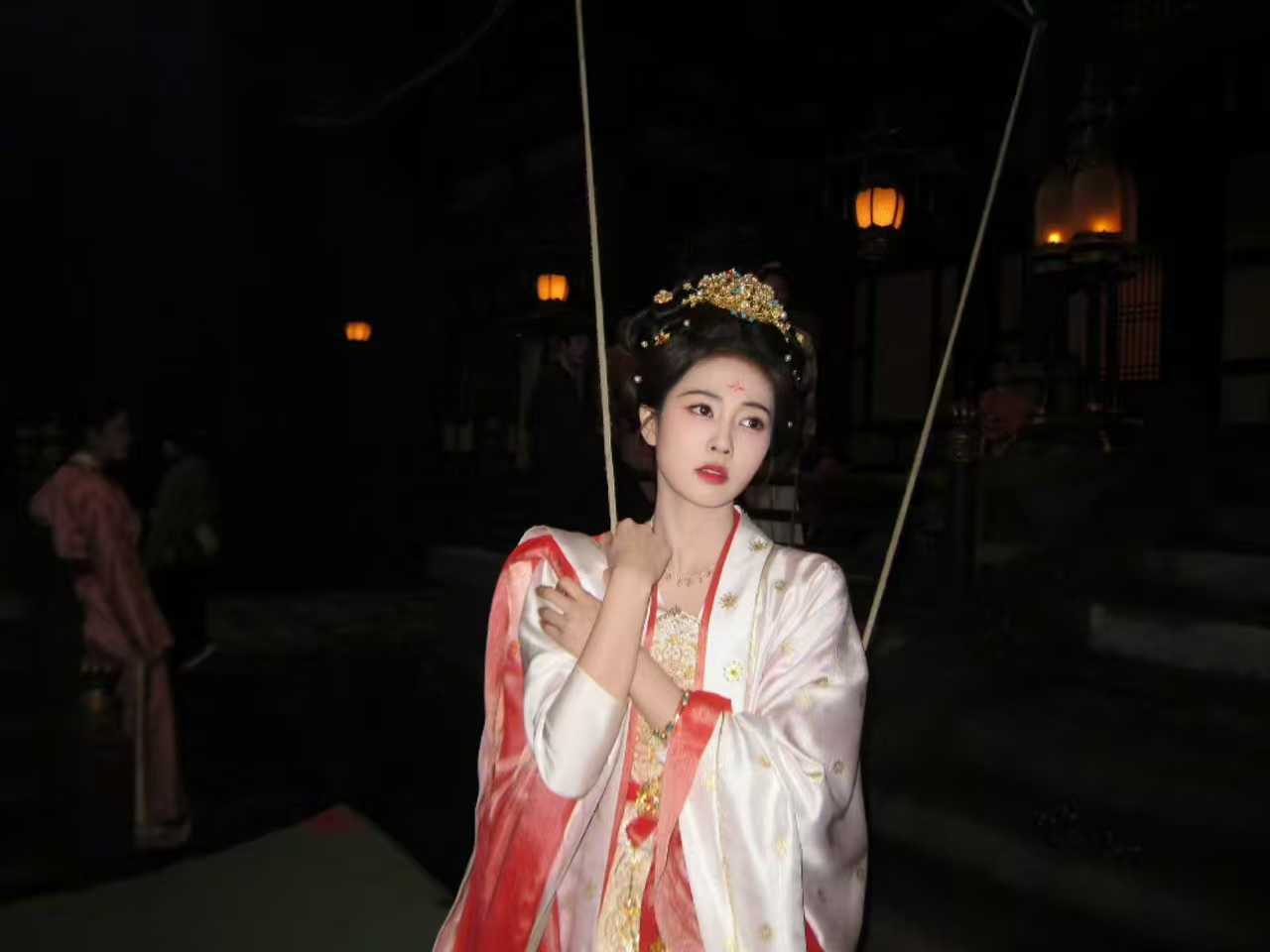 白鹿白鹿追赶唐宫进度是谁演的剧自己都在追？原来是我们唐宫里的美人！快给我把《唐宫