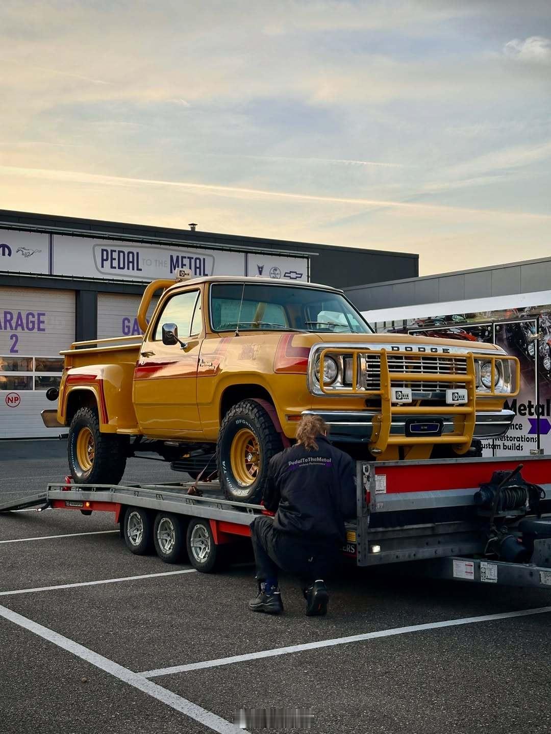 帅气道奇老皮卡  