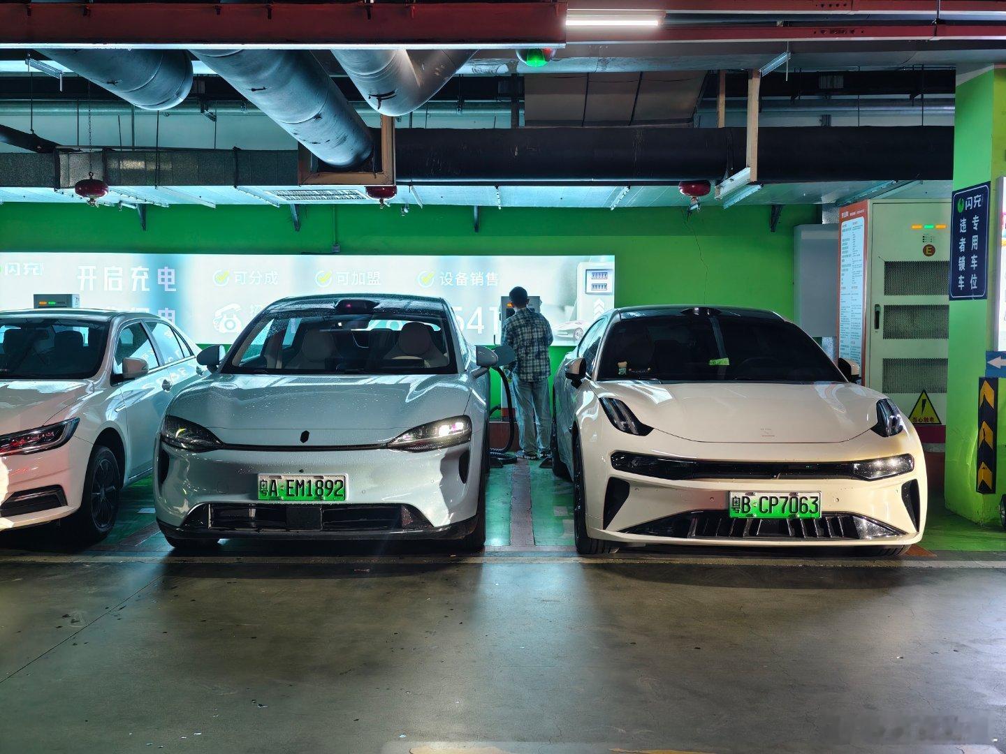 极氪001是我喜欢的第一辆电车。每次看到001 ，都会回头多看几眼。看到001旁