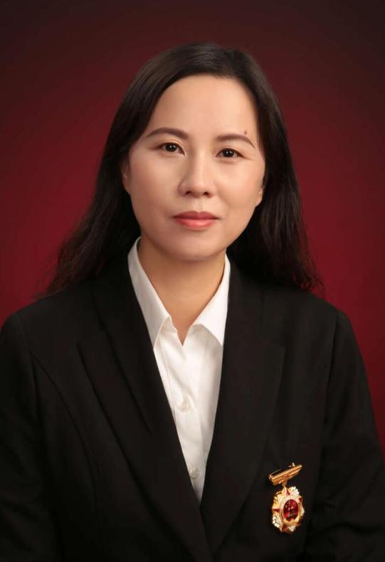 1978年，容易出生在湖北恩施，父母为她取名“容易”，是期盼她一生顺遂如意。然而