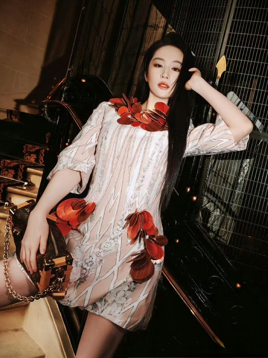 玫瑰输了！刘亦菲才是人间顶配总说玫瑰娇艳，可当刘亦菲一出场，才明白什么叫真正的人