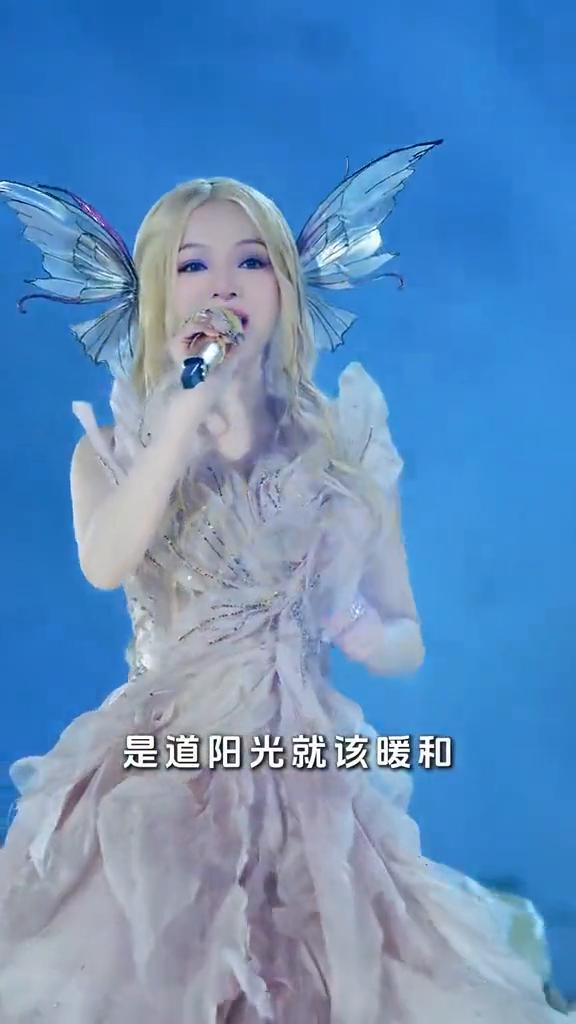 淋雨一直走，是一颗宝石就该闪烁，人都应该有梦oh，有梦就别怕痛。淋雨一直走，是道