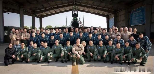 用魔法打败魔法！怪不得我们的舰载机训练进步这么神速，敢情是有金发碧眼的外籍军团教