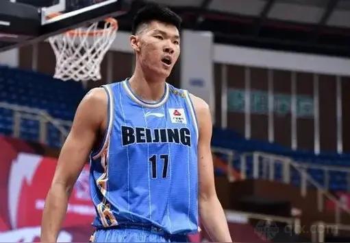 有球迷还在讨论G3谁能赢，毫无疑问北京首钢肯定能赢球，上海男篮今晚最多能坚持三节