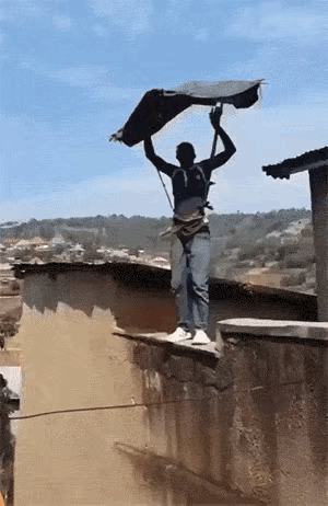 让我想起了，
在巴黎铁塔掉下来的那个发明家。