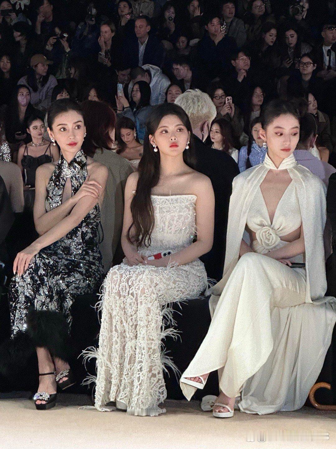 Angelababy衬得杨超越成小美女了，年轻就是好啊 