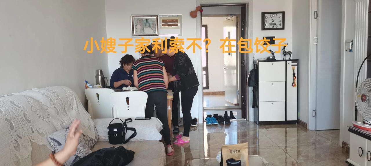 昨天中午，我正在小区晚辈小明家喝酒，跟我一样旅居这个小区的，大庆油田退休的吴弟来
