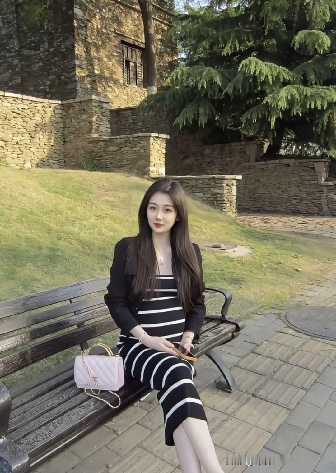 好服装搭配美女会心动吗？这个身材怎么形容呢？漂亮迷人性感，谁看了不迷糊！大长腿 