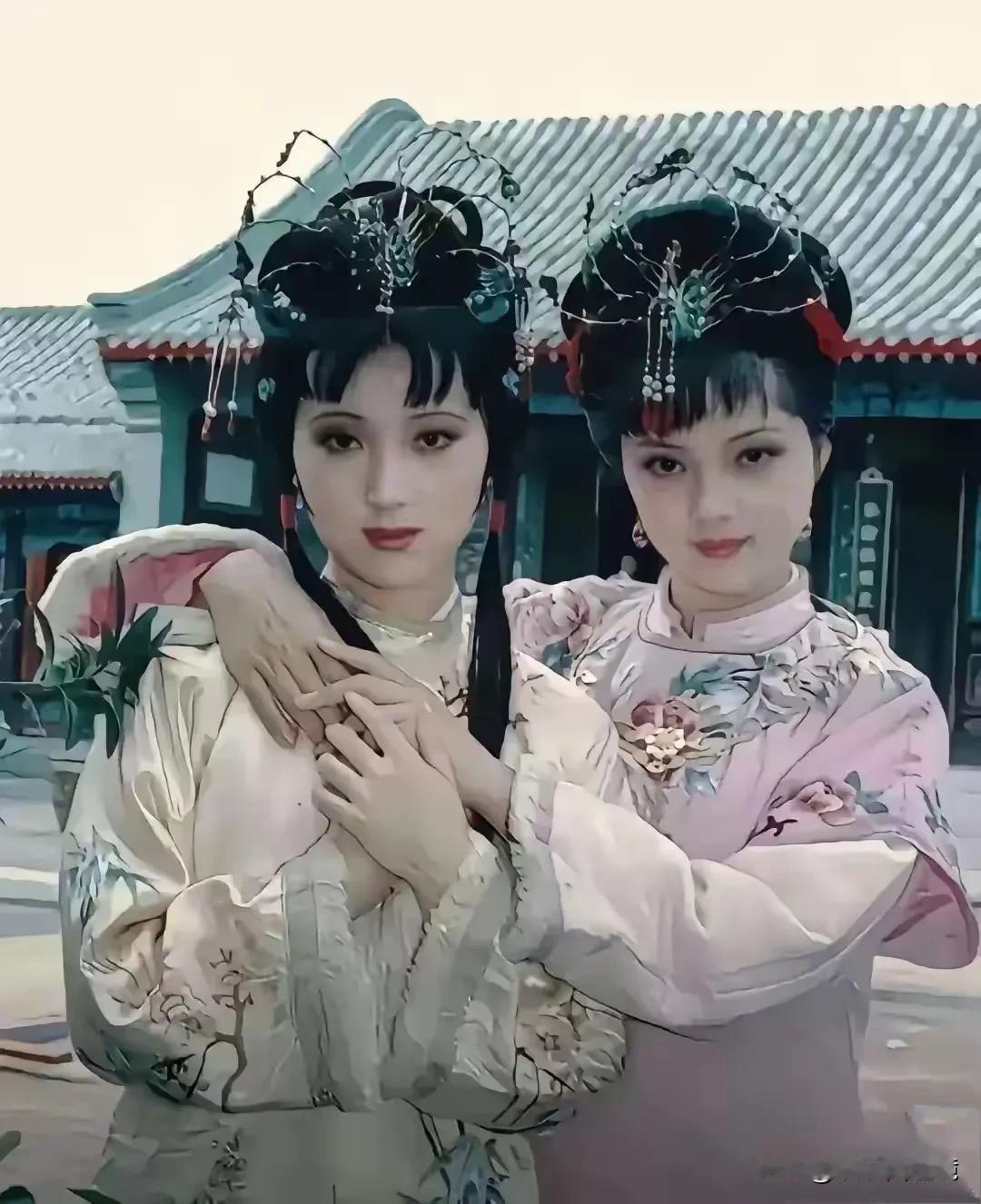 这是当年红楼梦拍摄现场，林黛玉的扮演者陈晓旭和薛宝钗的扮演者张莉的一张合影。
这