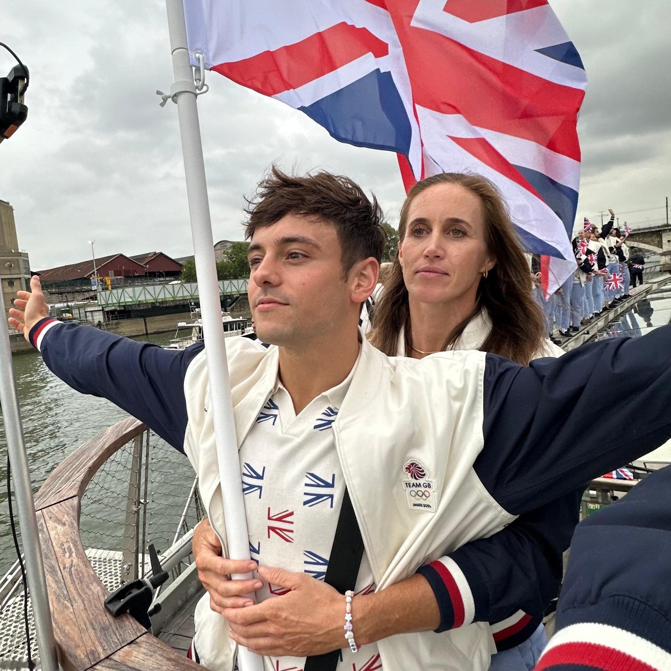 #巴黎奥运开幕式#这……2024巴黎奥运会开幕式，英国旗手戴利、海伦-格洛弗入场