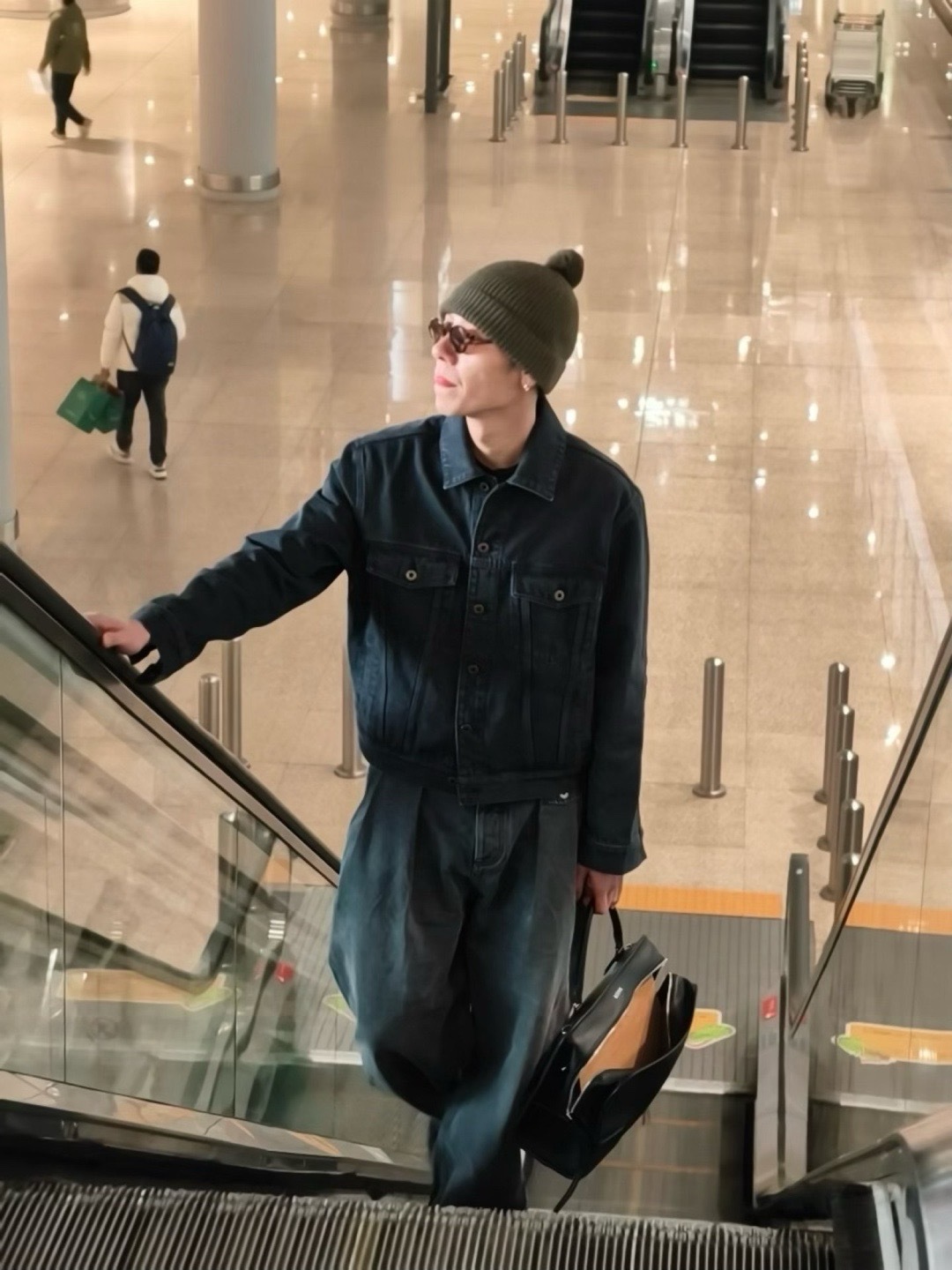 蒋奇明live没有一帧废镜头 深灰牛仔套装干净利落，橄榄绿冷帽随意扣在头上，复古